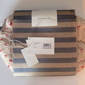 THE GREAT oat sherpa pouch with red hearts! ❤️